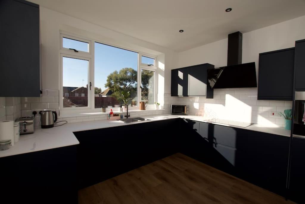 Beautiful Large 3-Bed Coastal Flat With Parking. Apartment Frinton-on-Sea Exterior photo