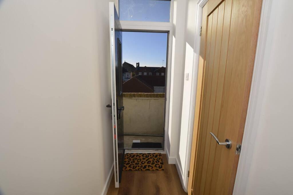 Beautiful Large 3-Bed Coastal Flat With Parking. Apartment Frinton-on-Sea Exterior photo